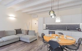 Modern & Stylish Apartment In Como City By Rent All Como