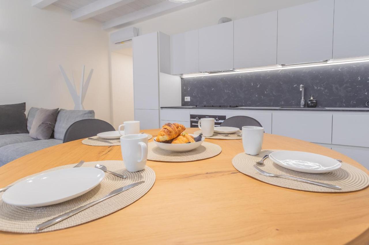 Modern & Stylish Apartment In Como City By Rent All Como Exterior photo